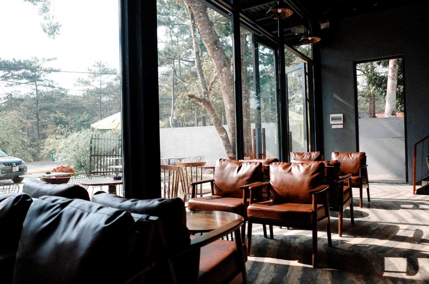 Góc ngồi bên cửa kính tại Bạch Dương Coffee & Bistro