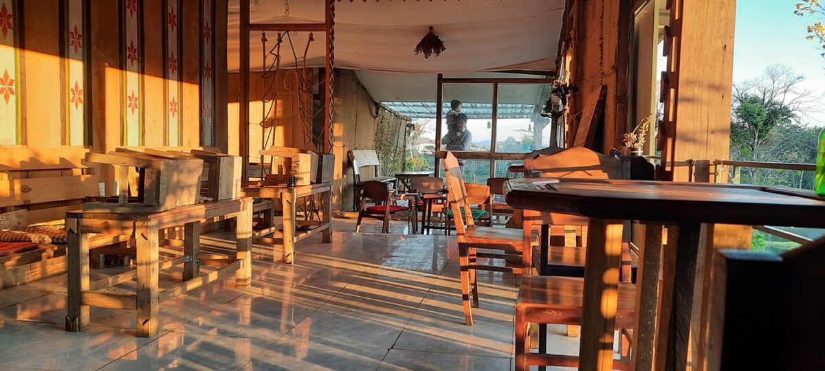 Góc ngồi đón nắng tại Mộc Lan Cafe Măng Đen