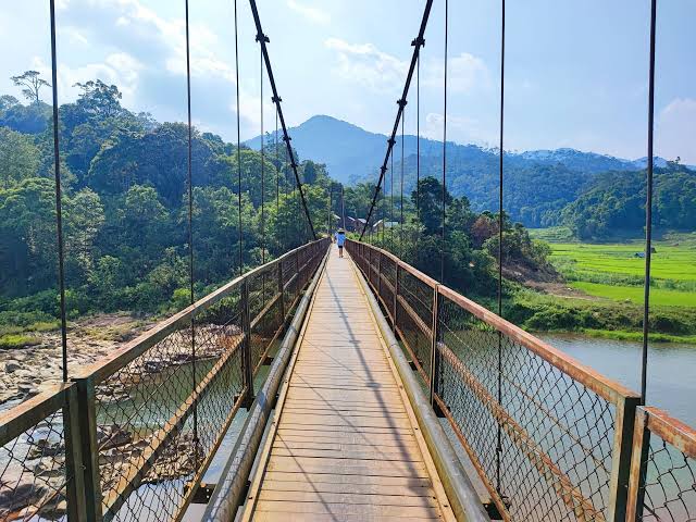 Lối đi trên cầu treo Kon Tu Rằng nhìn về núi rừng