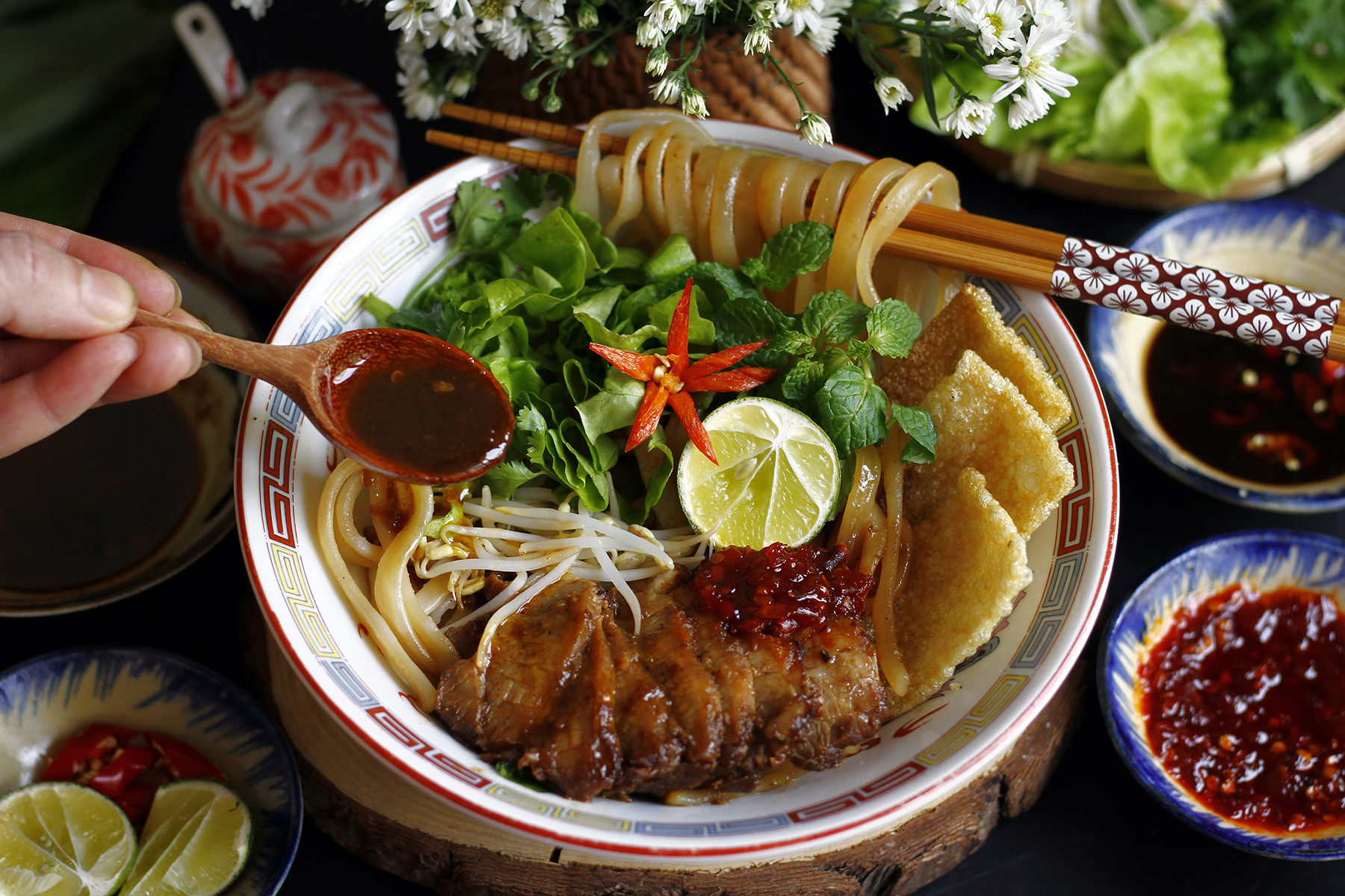 Cao lầu Hội An với thịt heo, rau sống, bánh giòn và nước sốt