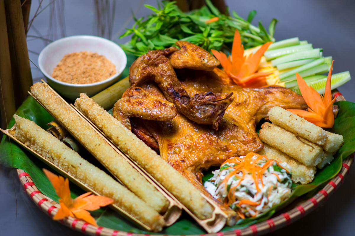 Gà nướng ăn cùng cơm lam và muối chấm