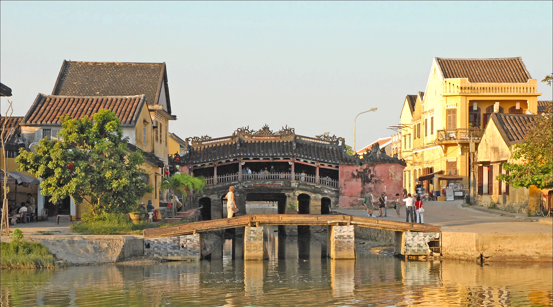 Chùa Cầu giữa những ngôi nhà cổ ở Hội An