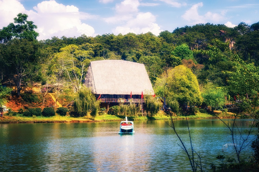 Cảnh quan Hồ Đăk Ke trong ngày nắng