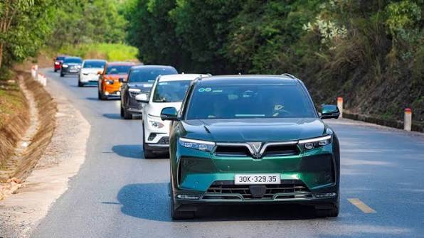 Đoàn xe VinFast di chuyển trên cung đường miền núi