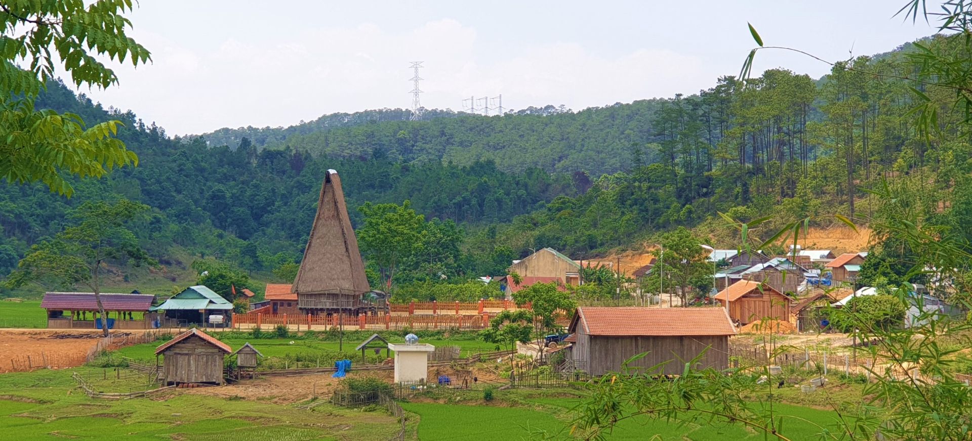 Nhà rông và những mái nhà tại làng Kon Pring Măng Đen