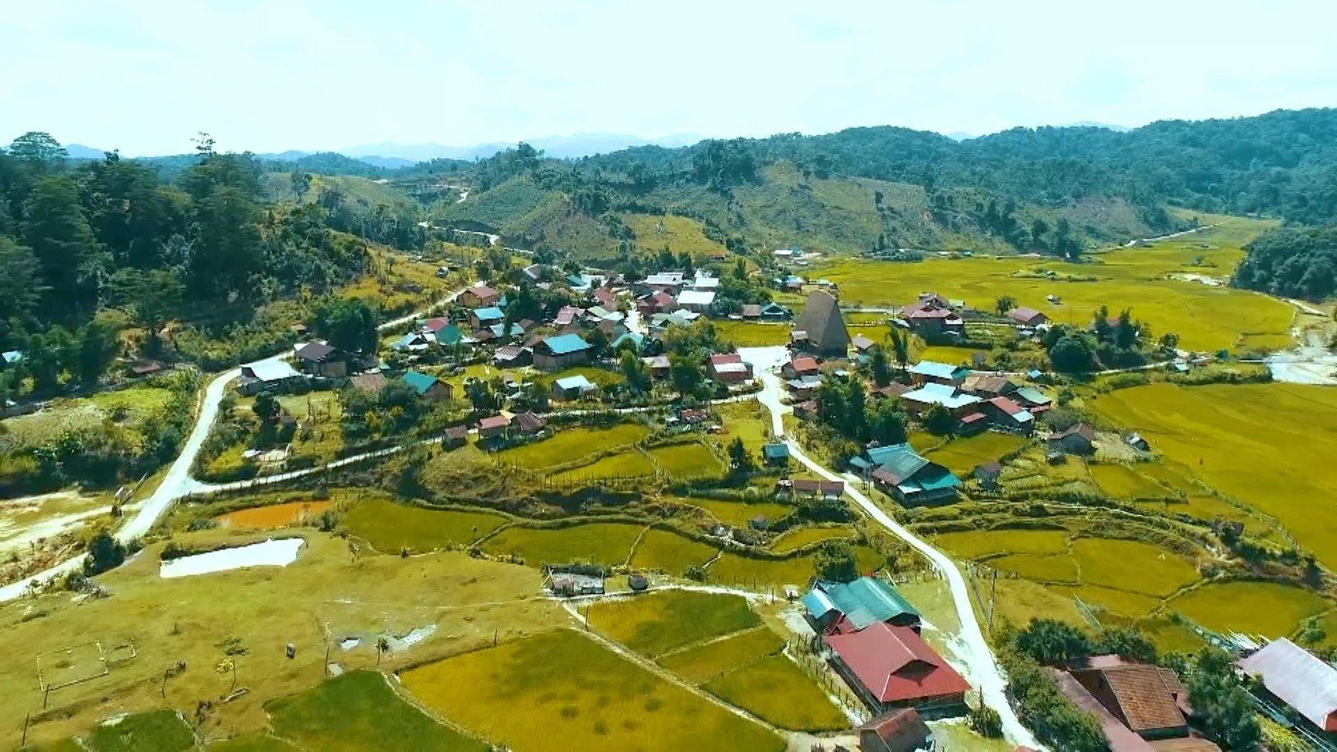 Toàn cảnh làng Kon Pring giữa ruộng đồng và núi rừng
