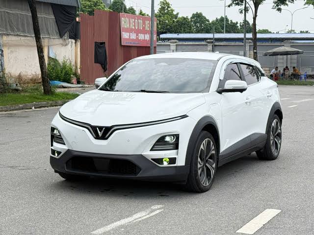 Xe điện VinFast màu trắng