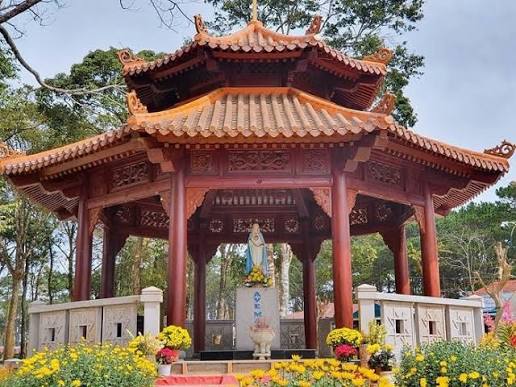 Khu vực tượng đài tại Trung tâm Hành hương Đức Mẹ Măng Đen
