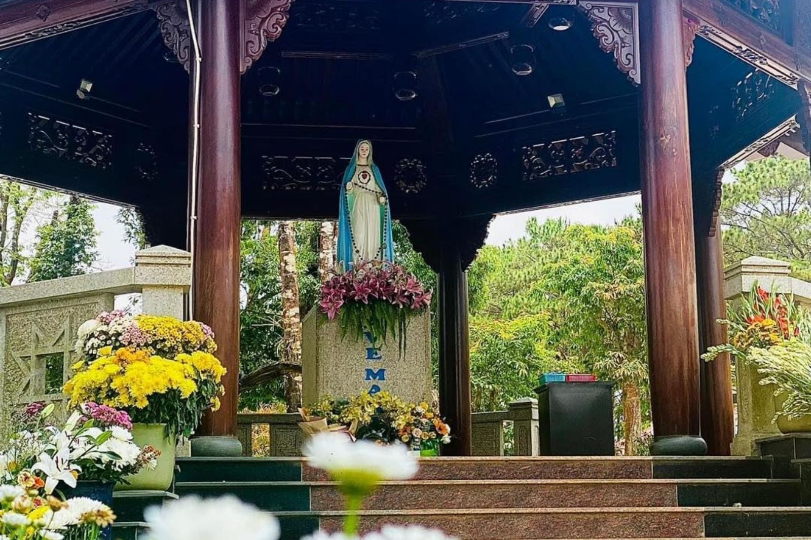 Không gian viếng tượng Đức Mẹ Măng Đen giữa cây xanh